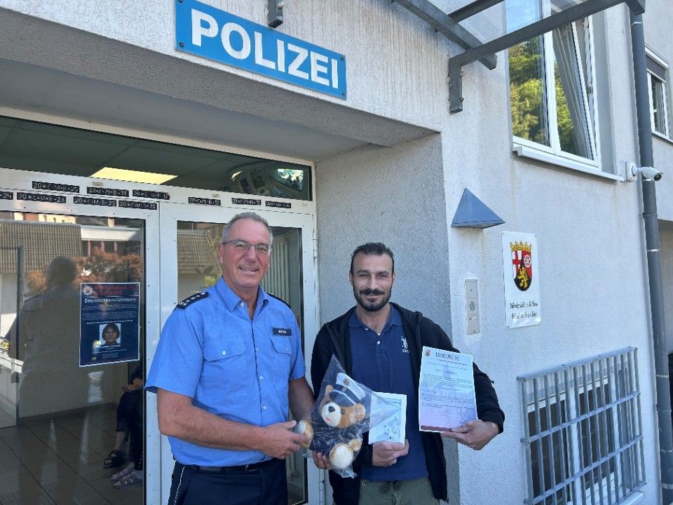 Zivilcourage im Zug: Mann rettet Mitreisenden vor gewaltsamem Übergriff