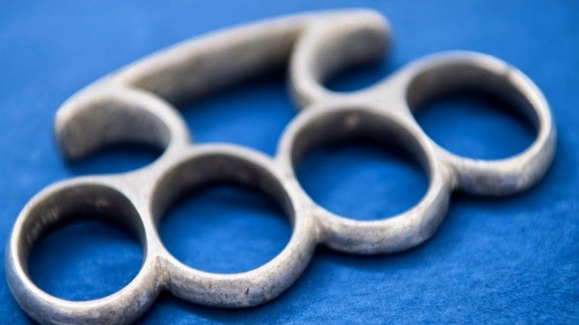 Schüler verkauft Schlagringe und Springmesser in der Schule