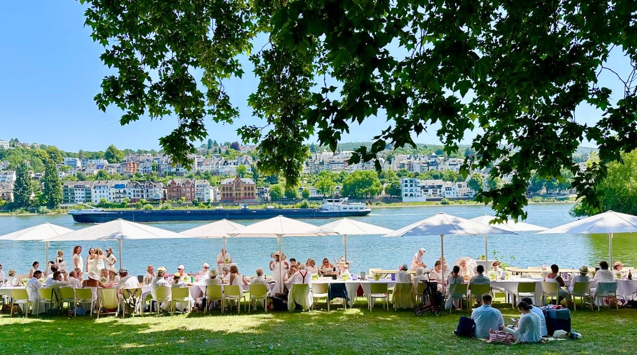 BUGA-Freunde Koblenz: Dîner en Blanc - Besucherrekord beim Kult-Picknick in Weiß