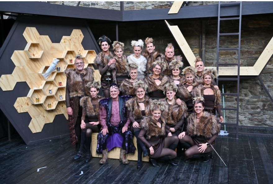 Ministerpräsident Alexander Schweitzer besucht die Burgfestspiele