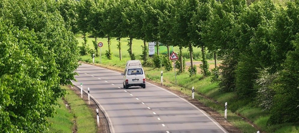 Wohnmobilreifen platzt auf B50 – fünfköpfige Familie verletzt