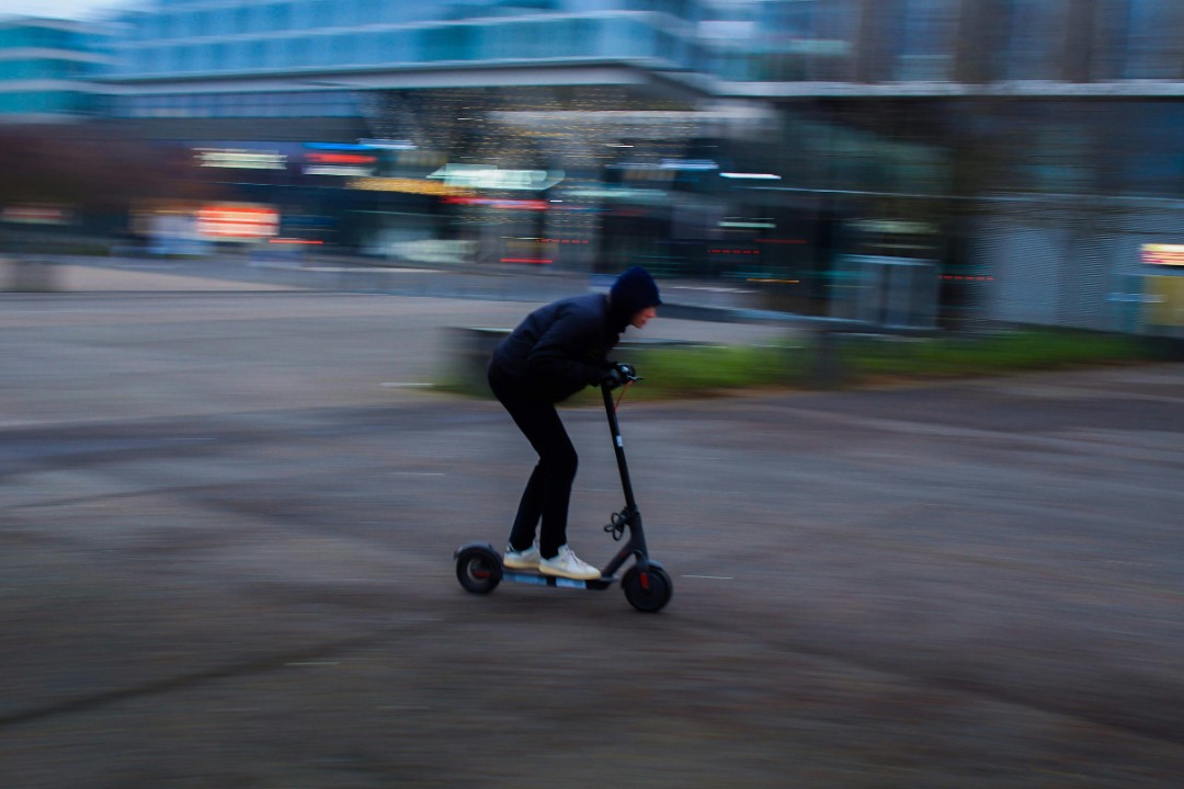 Schwerer Unfall im Westerwald: E-Scooter rast unkontrolliert bergab Schwerer Unfall im Westerwald: E-Scooter rast unkontrolliert bergab