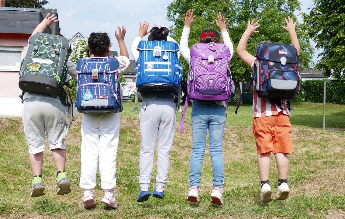 Hüpfende Kinderherzen und fliegende Schulranzen