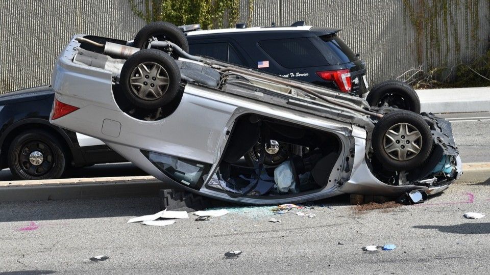 Tödlicher Unfall: Auto überschlägt sich auf gerader Strecke