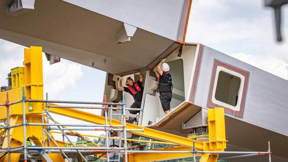 Tonnenschwere Stahlbauteile für neue Pfaffendorfer Brücke eingehoben