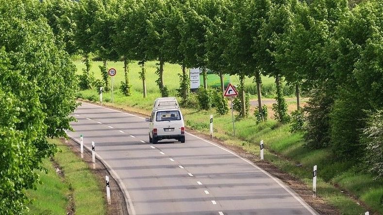 Wohnmobilreifen platzt auf B50 – fünfköpfige Familie verletzt