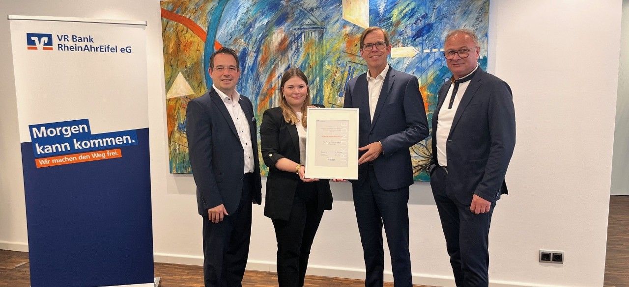 VR Bank RheinAhrEifel eG erhält Auszeichnung als Top-Partner Förderberatung der DZ Bank VR Bank RheinAhrEifel eG erhält Auszeichnung als Top-Partner Förderberatung der DZ Bank