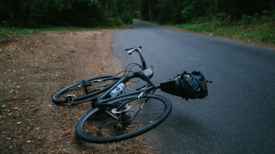 Pedelec-Fahrer prallt gegen Schranke - schwer verletzt