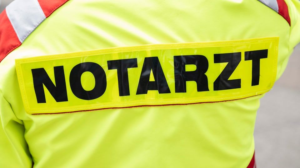 Zwei Urlauber stürzen von Balkon drei Meter in die Tiefe