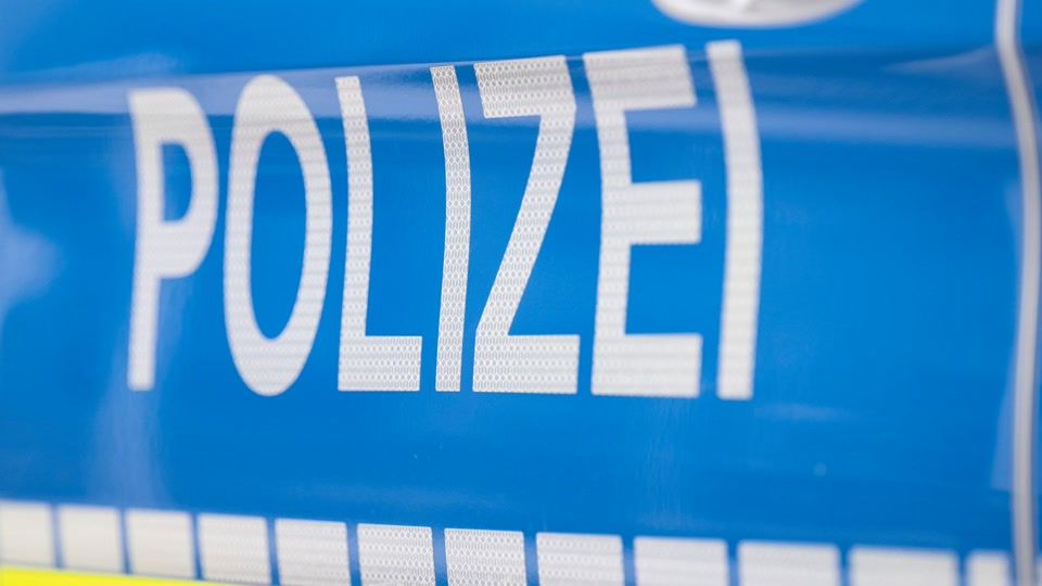 Dieb stiehlt Grabschmuck von Friedhof: Tausende Euro Schaden