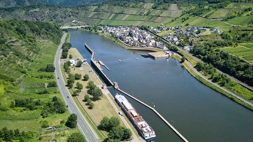 Erste Schiffe passieren beschädigte Schleuse flussaufwärts