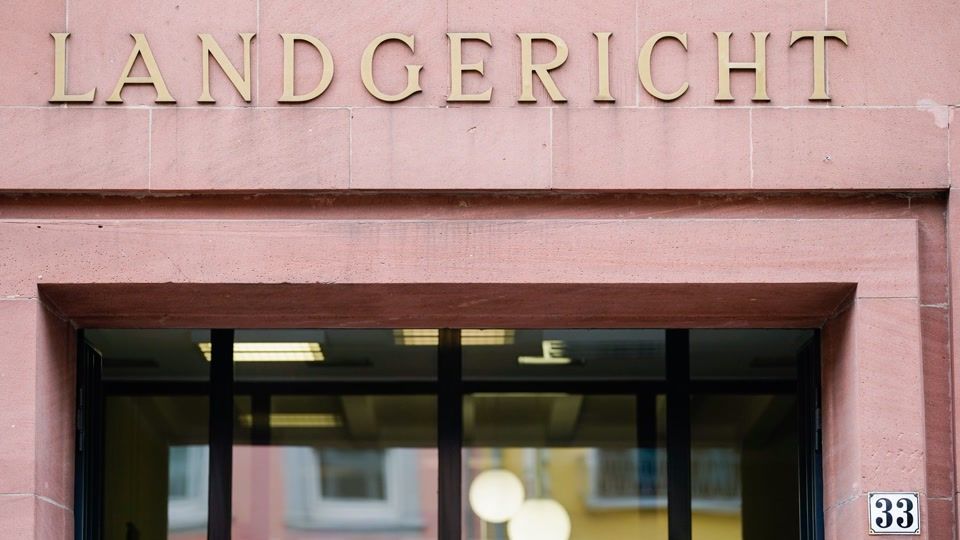 Seniorin an Weihnachten daheim überfallen - 13 Jahre Haft