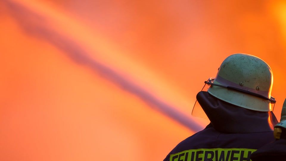 Zehn Meter hoher Schrotthaufen auf Recyclinghof in Flammen