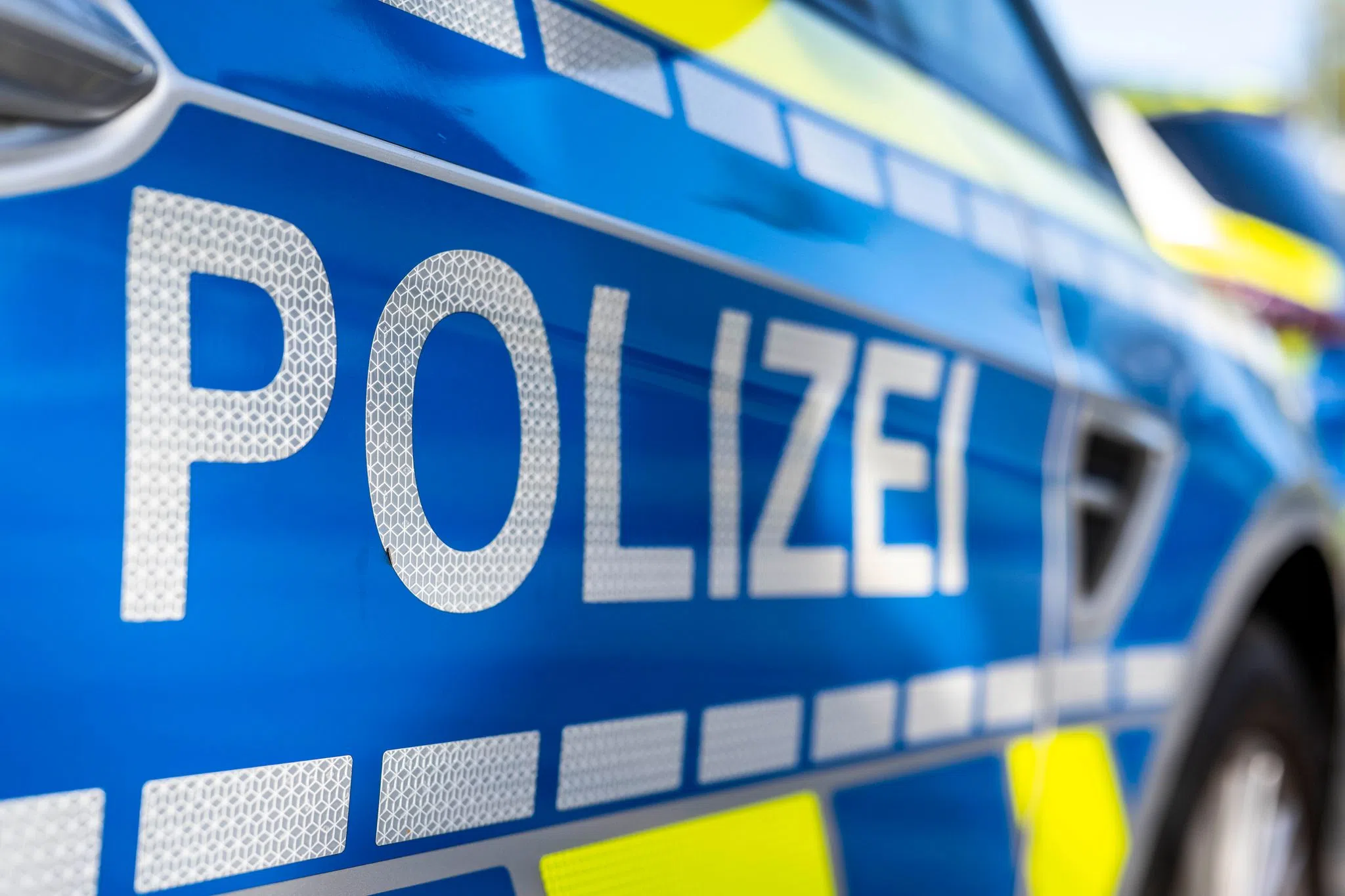 Auto erfasst Kleinkind beim Wenden auf Spielplatz-Wiese