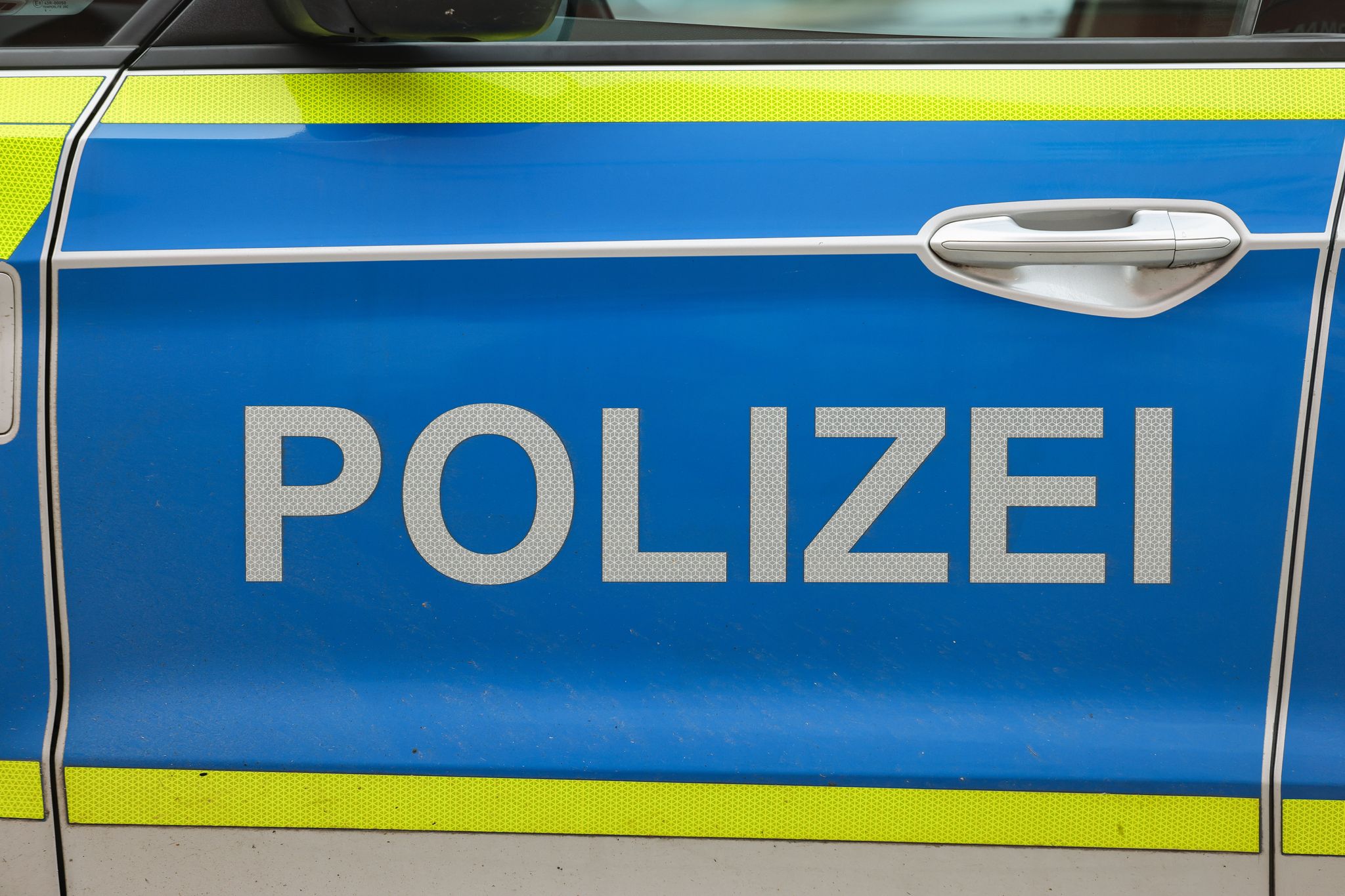 Alkohol und Cannabis - Autofahrerin kracht in Bushaltestelle
