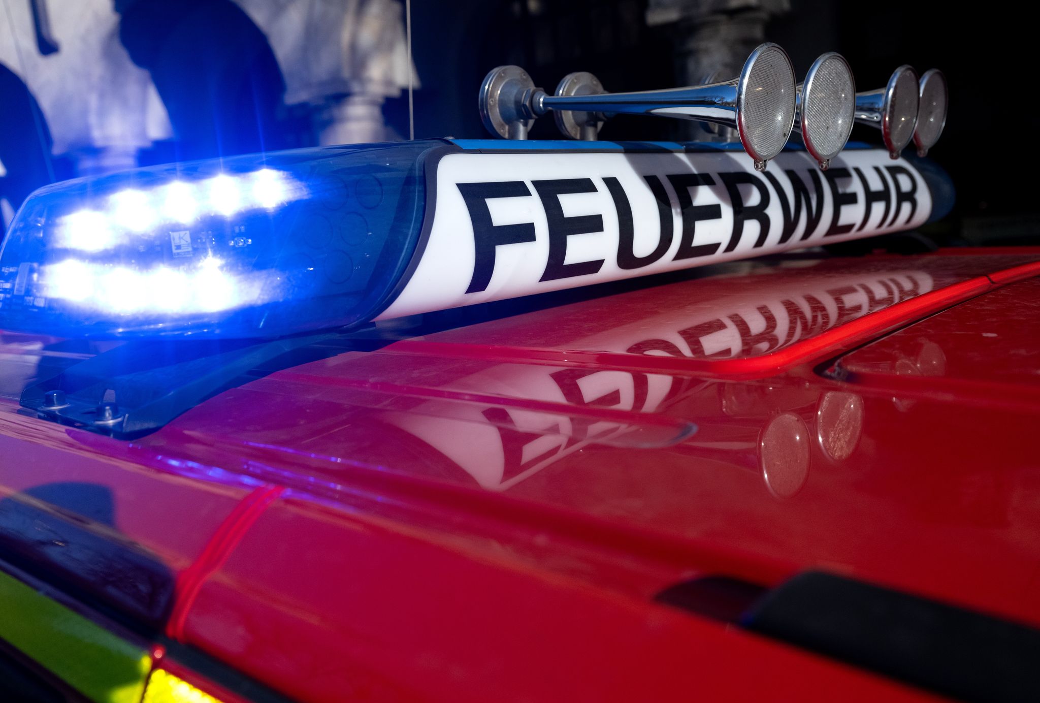 Sieben Wohnwagen bei Feuer auf Campingplatz beschädigt