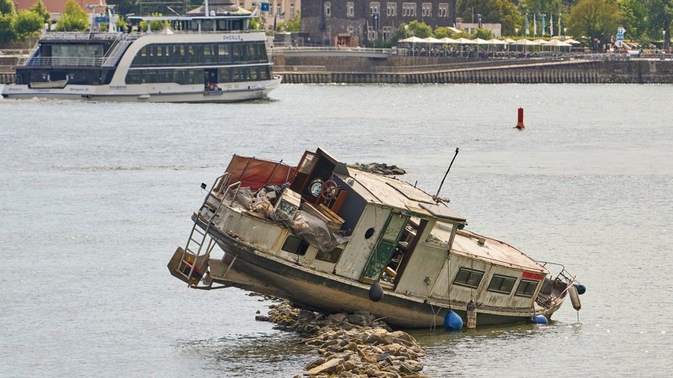 Gestrandete Jacht wird zum Rhein-Spektakel