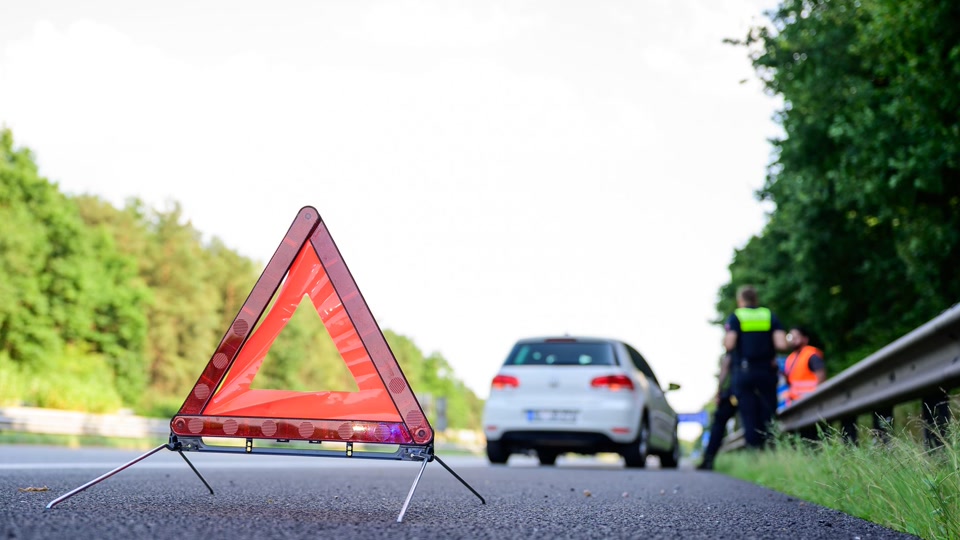 Betrüger täuschen Pannen auf Autobahnen vor