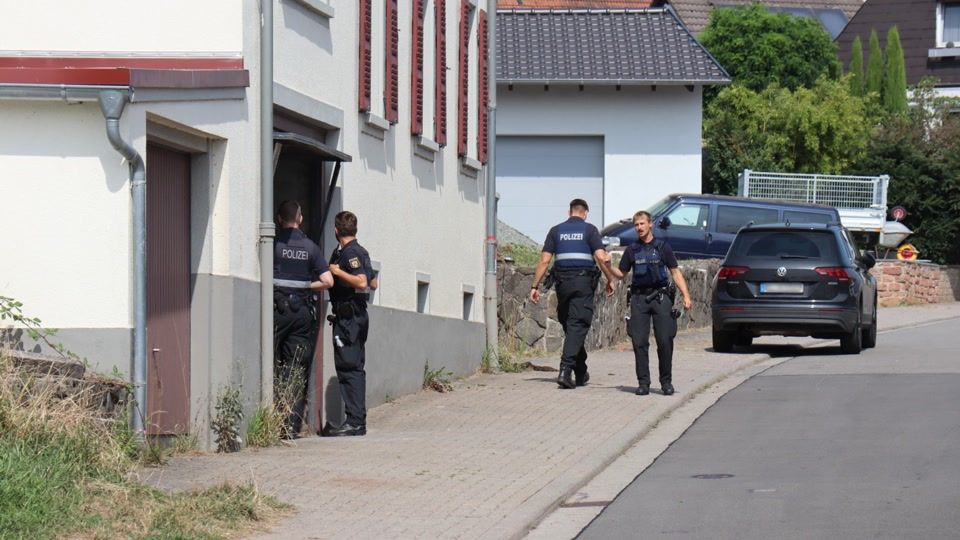 Kind mit Messer verletzt - Polizei fahndet nach 22-Jährigem