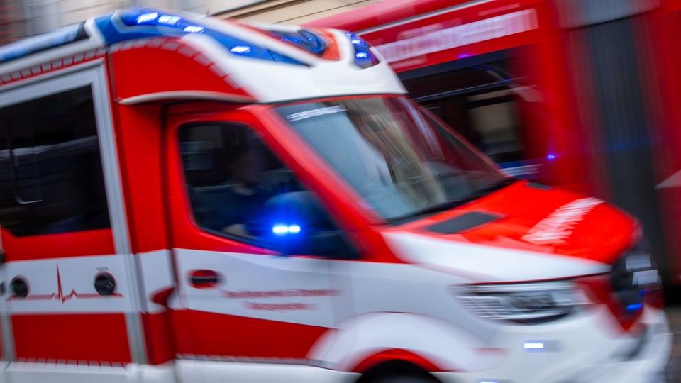 Auto prallt mit Quad zusammen - Fahrer schwer verletzt