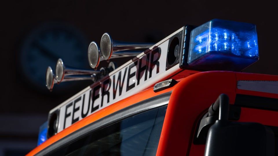 Brand in Mehrfamilienhaus - Bewohner über Leiter gerettet