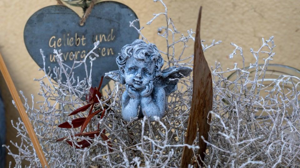 Menschen gedenken Opfer des Hoteleinsturzes vor einem Jahr