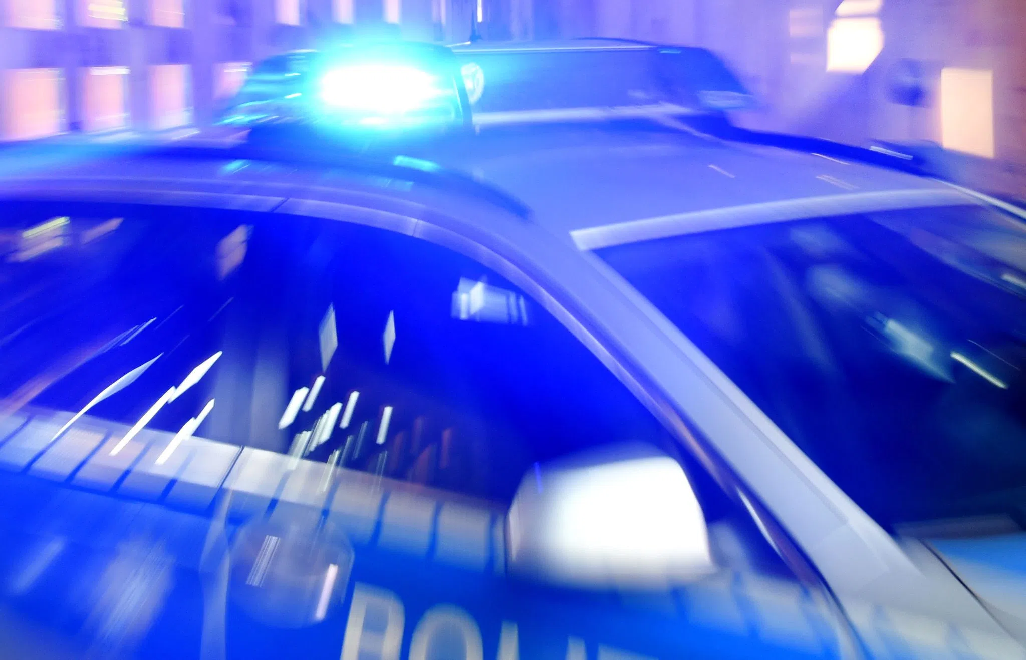 Mann greift nach Paket-Diebstahl Zeuge mit Messer an