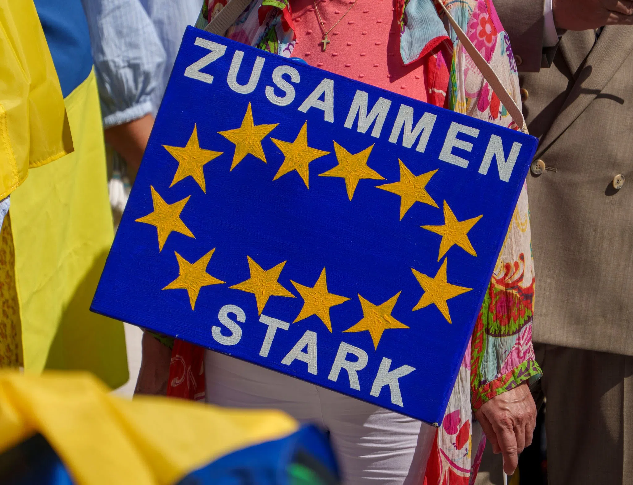 Lieder und blau-gelbe Fahnen – Demo für ukrainische Freiheit
