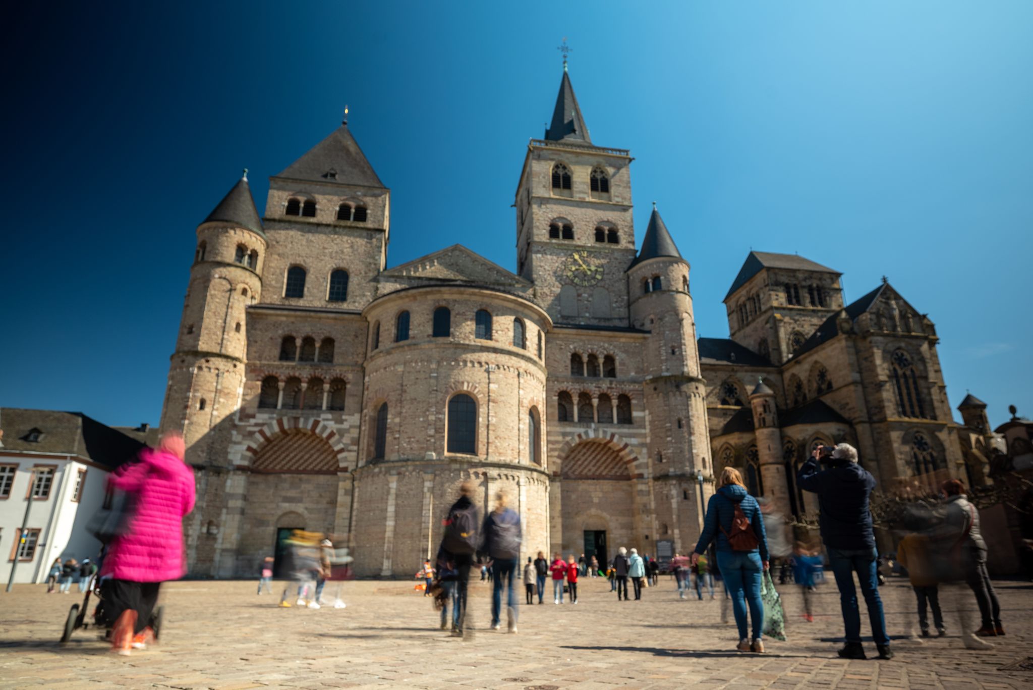 Kopf weg - Skulptur im Dom von Unbekannten schwer beschädigt