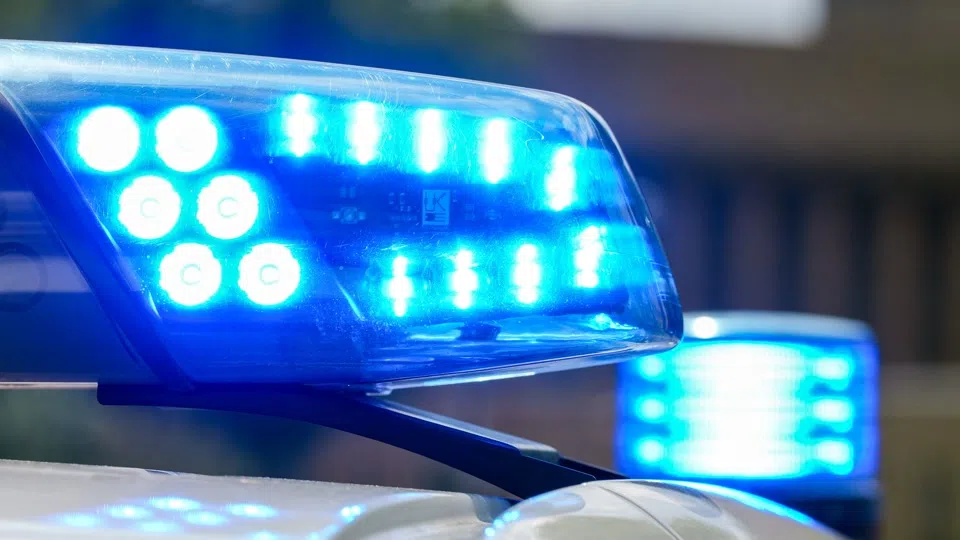 Motorradfahrerin kracht in Baufahrzeug - schwer verletzt