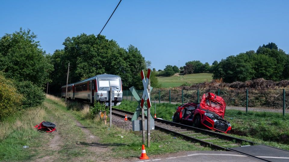 Ermittlungen laufen nach tödlichem Unfall mit Auto und Zug