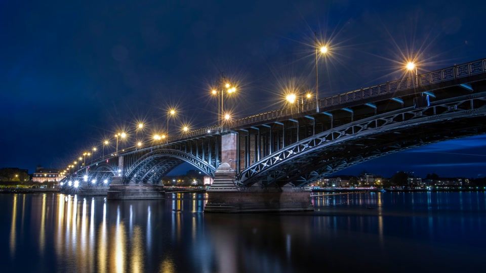 Schwimmer mitten in der Nacht aus dem Rhein gerettet