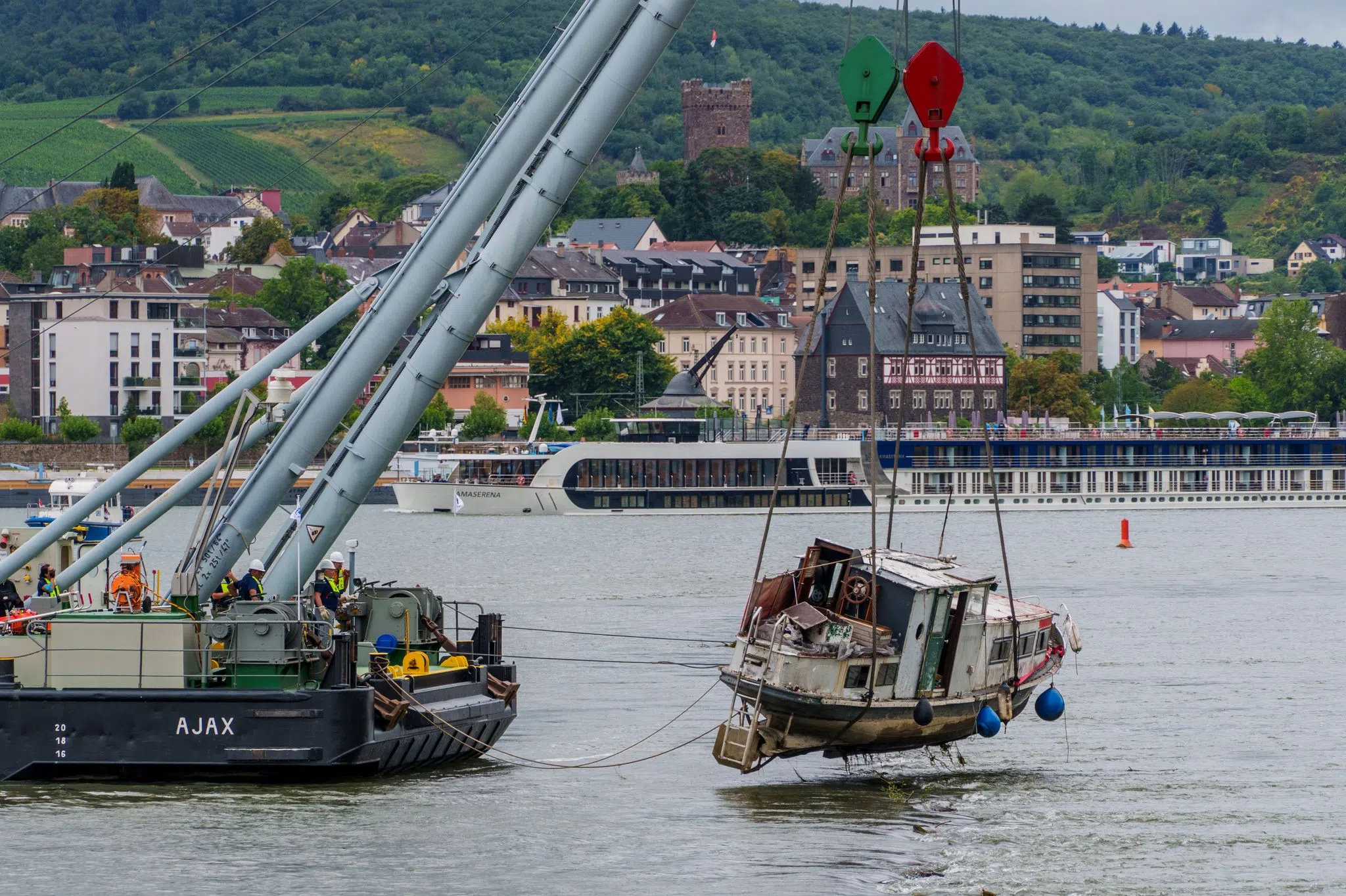 Schwimmkran hebt gestrandete Jacht aus dem Rhein