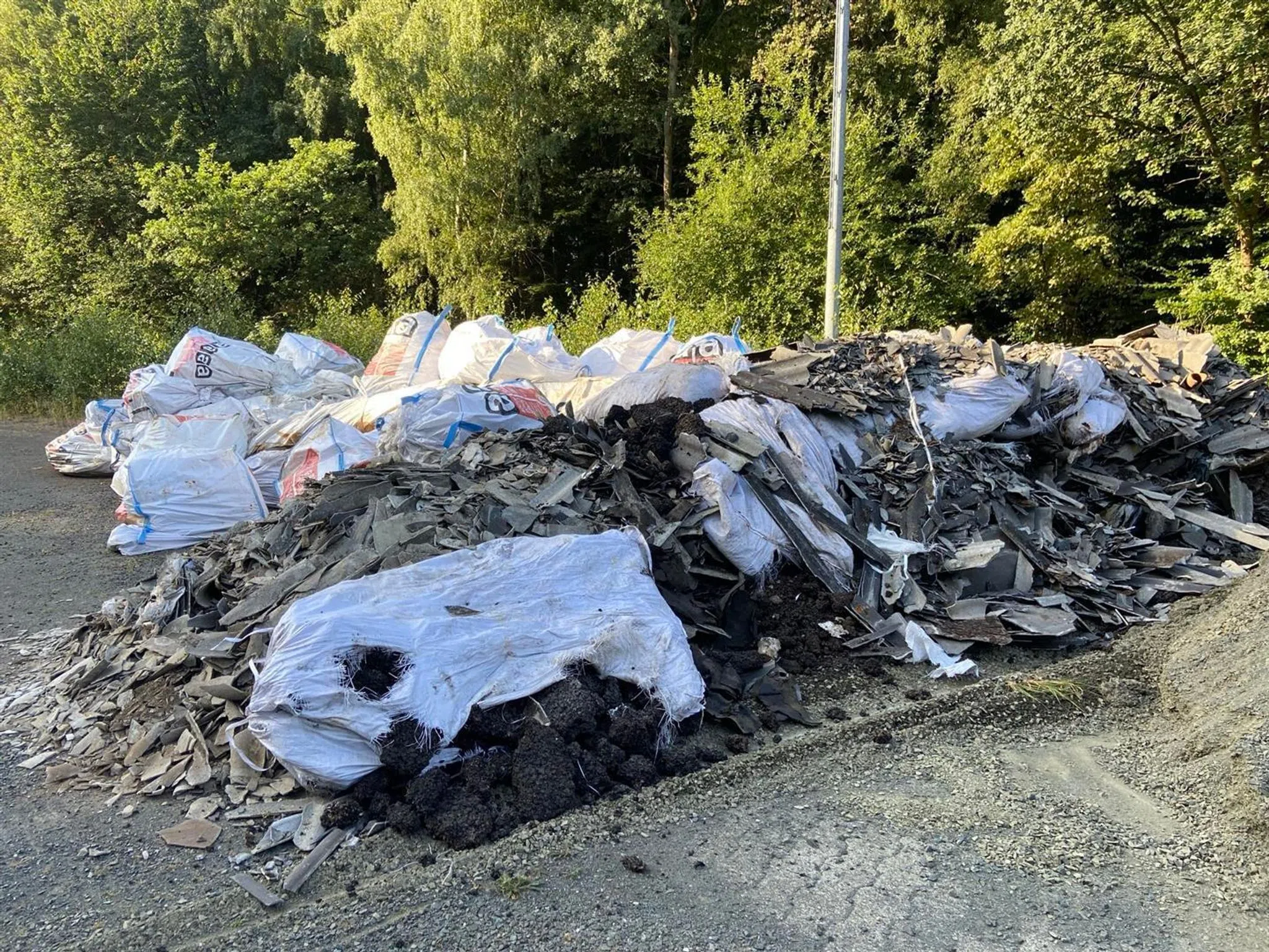 Asbestmüll an Bundesstraße abgeladen