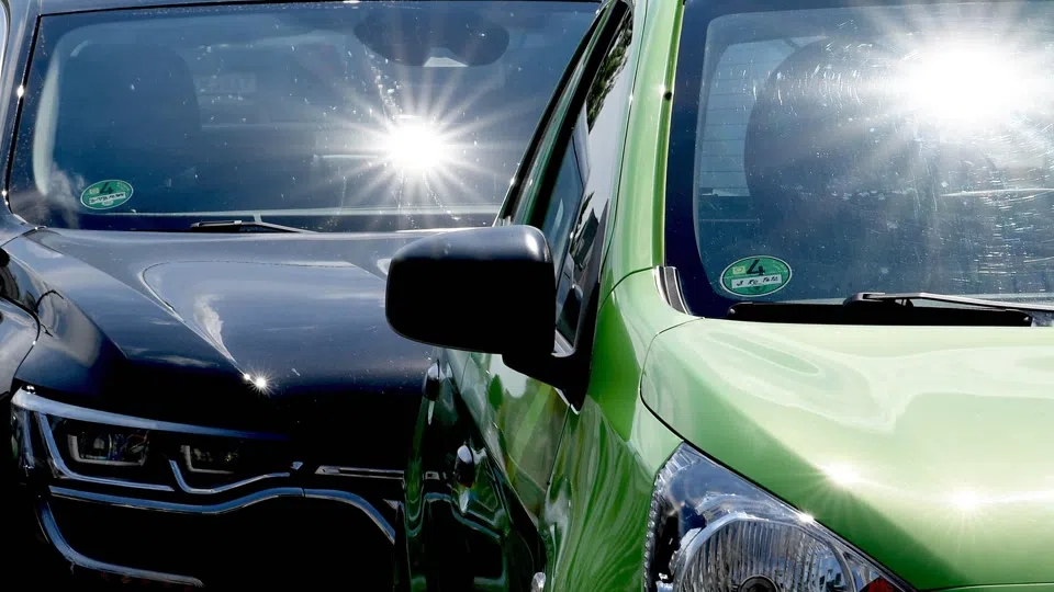 Kind bei Hitze im Auto zurückgelassen - Passantin greift ein