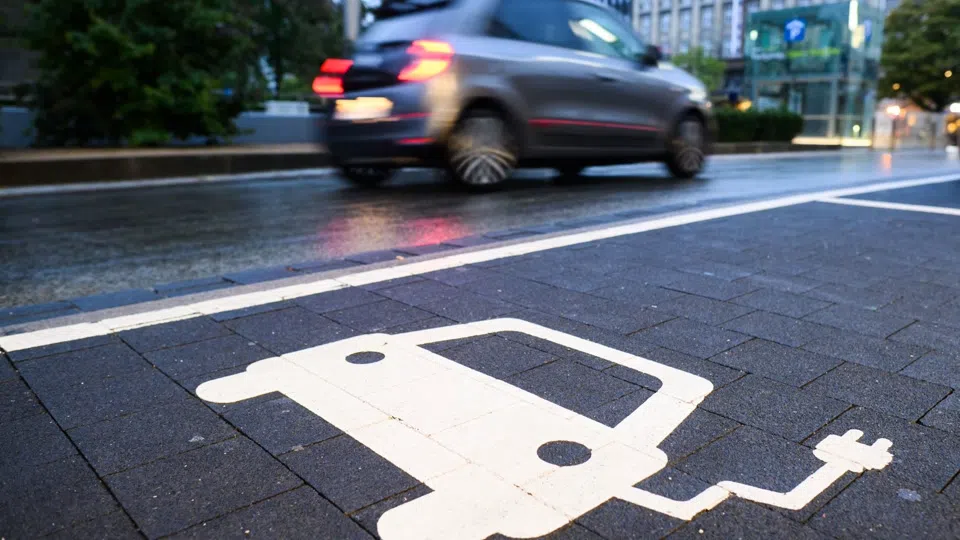 Weniger Lastwagen und Autos neu zugelassen