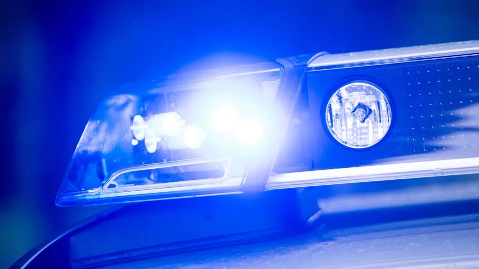 Drei Personen auf Stadtfest mit Bierkrügen verletzt