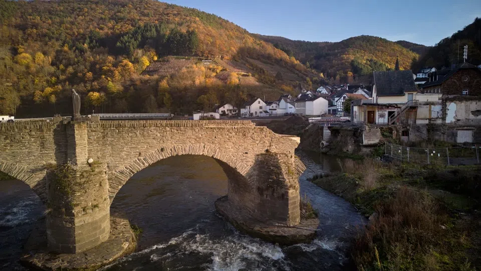Brücke und Hangar: Stiftung kritisiert Abriss von Denkmälern
