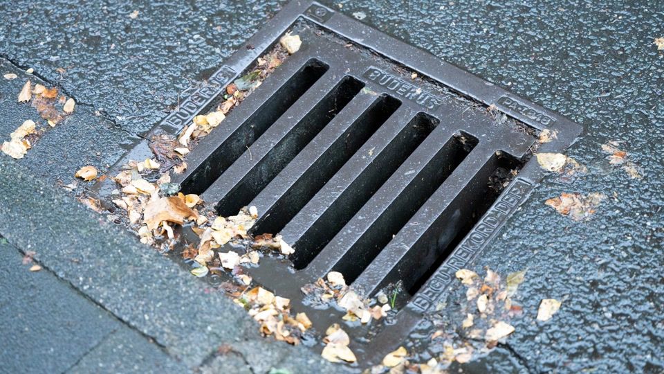 Wieder Gullydeckel von Straße geklaut