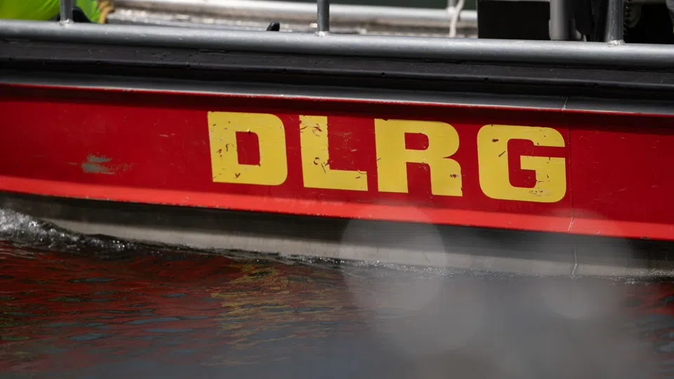 Entkräfteter Schwimmer aus Fahrrinne im Rhein gerettet