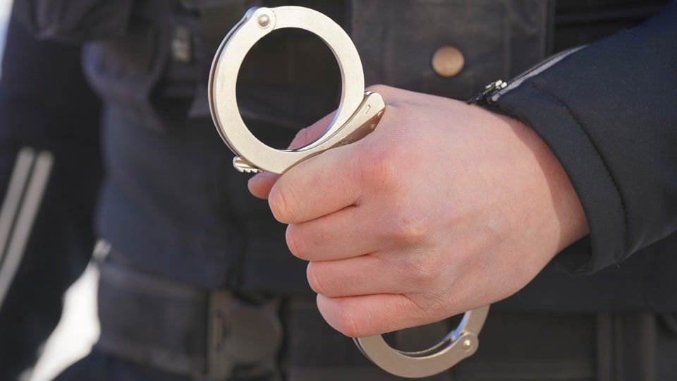 Ermittler nehmen zehn mutmaßliche Drogenschmuggler fest