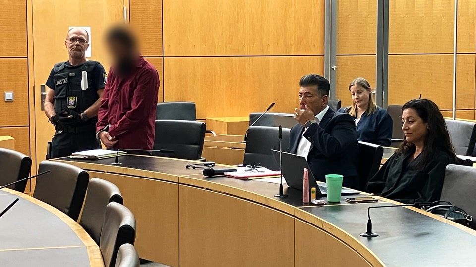 Mordprozess beginnt mit Protest und Tränen