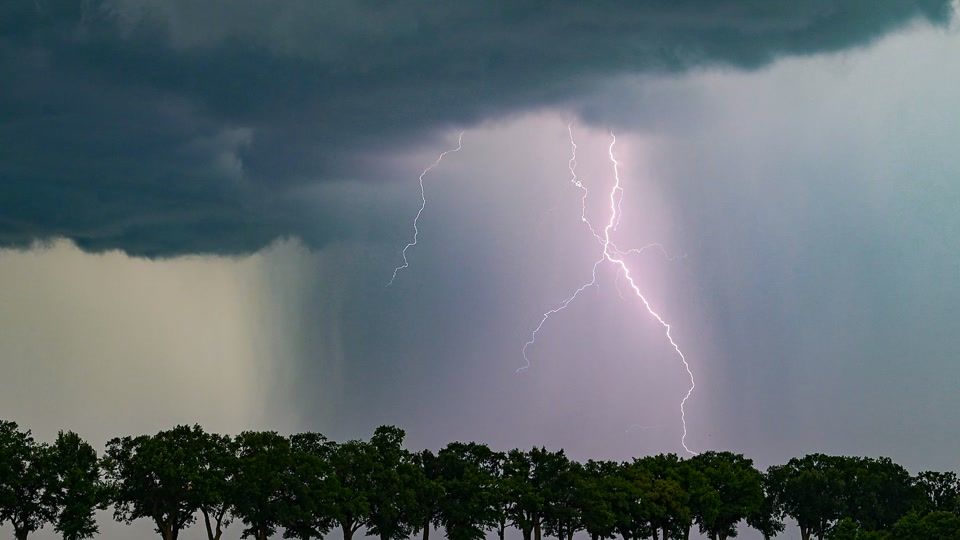 Gewitter mit Starkregen - sinkende Temperaturen