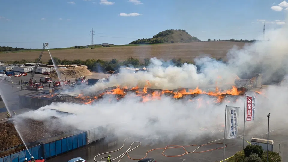 Brennende Holzpaletten bei Recyclingfirma in Plaidt