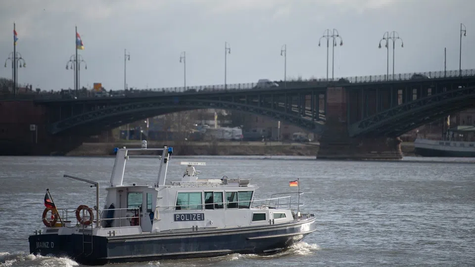 Jetski-Fahrerin holt badenden Mann aus Rhein