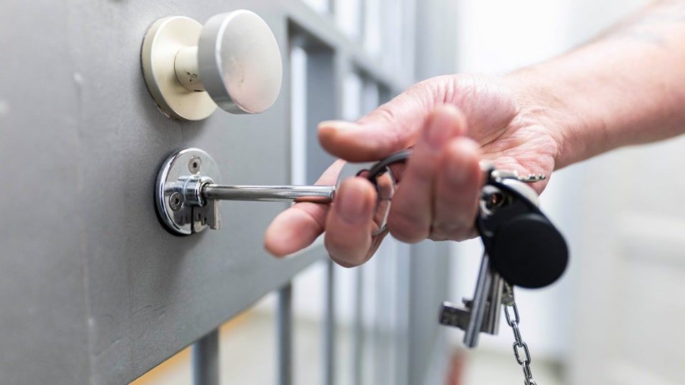 Vorwurf gegen Justizbeamte - Staatssekretär will Aufklärung
