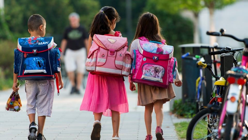 Wie Eltern mit ihrem Kind den sicheren Schulweg üben können