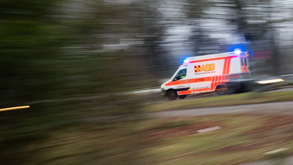 Rennradfahrer stürzt wegen Bodenwelle – schwer verletzt