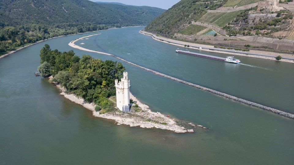 Schifffahrt trotz Niedrigwassers – Rhein soll tiefer werden