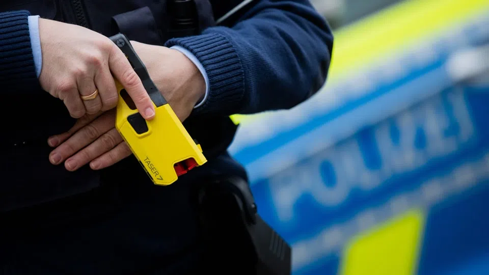 Widerstand geleistet: Polizei überwältigt Mann mit Taser